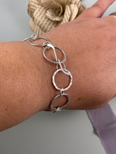 Load image into Gallery viewer, Hammered Circle Bracelet
